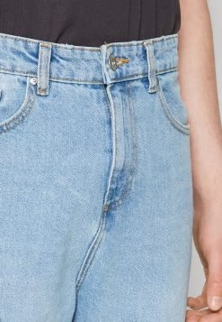 Pier One Distress On Knees - Relaxed Fit Jeans - Light Blue Denim -Pier One d4085535f709450aa93457a2f893d4eb